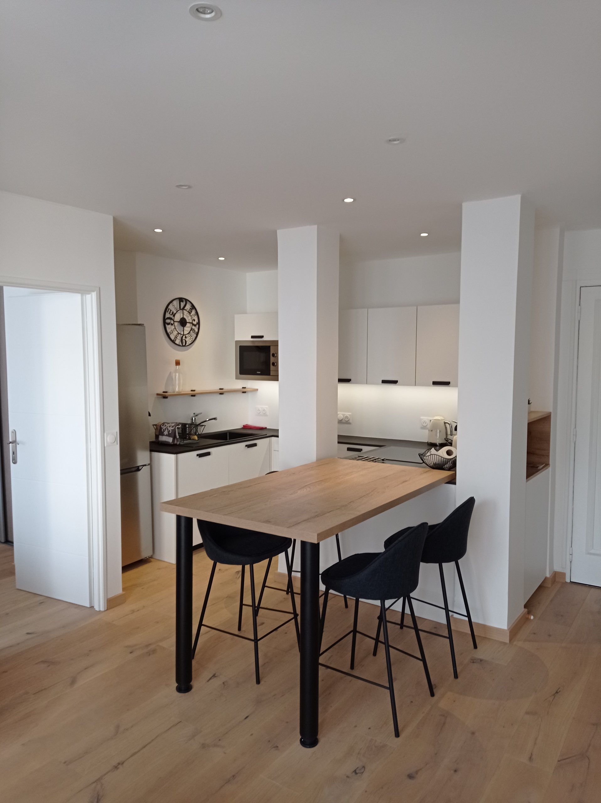 Lire la suite à propos de l’article Rénovation complète d’un espace cuisine et pièce de vie à Annecy