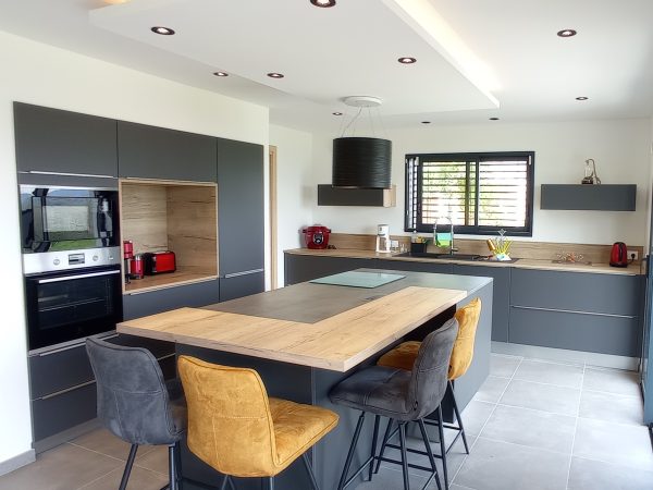 Installation d'une cuisine et de rangements dans une maison neuve à Chavannaz en Haute-Savoie